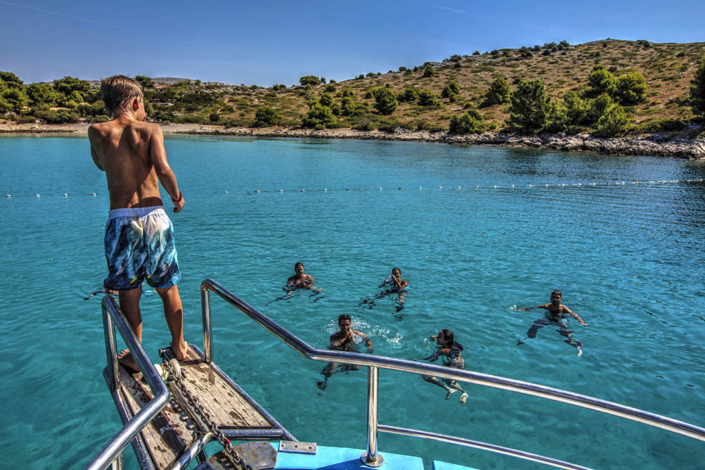 Alquilar velero en Croacia con niños